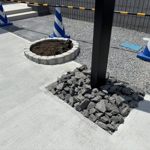 柱廻りへの化粧石の配置となります。