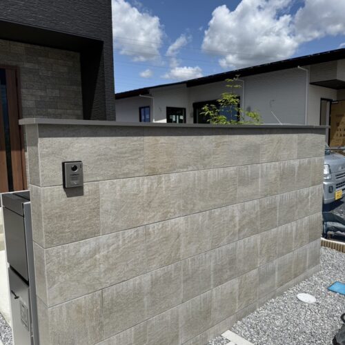 門柱笠木の取り付けです。 門柱笠木の取り付けです。