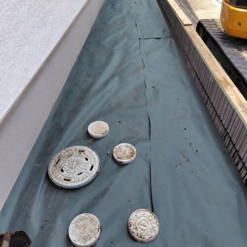 防草シート敷きです。