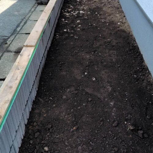 ブロック際の埋め戻し作業です。 ブロック際の埋め戻し作業です。