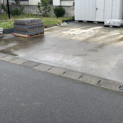 本日より工事着工開始となります。ブロック及びインターロッキングの材料搬入となります。