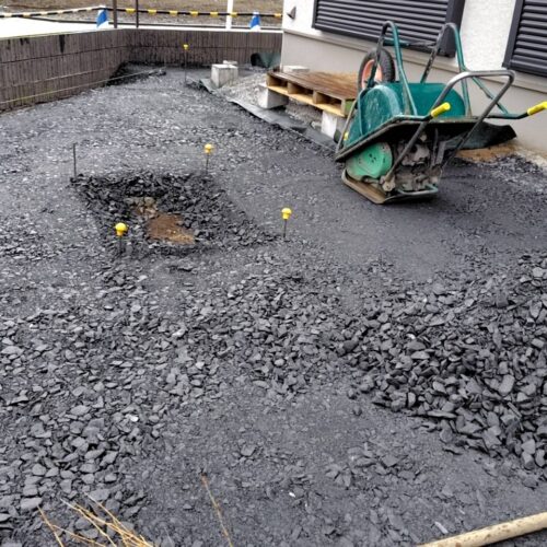 インターロッキング下地砕石の転圧です。