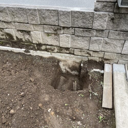 南側境界ブロックブロックのフェンス柱の掘削作業となります。