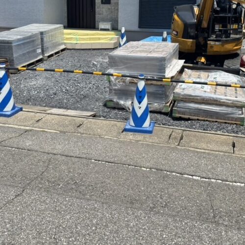 アプローチ及びお庭の平板とインターロッキングの材料を現場へ搬入となります。