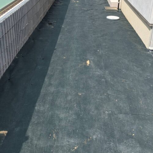 防草シートピンの打ちです。