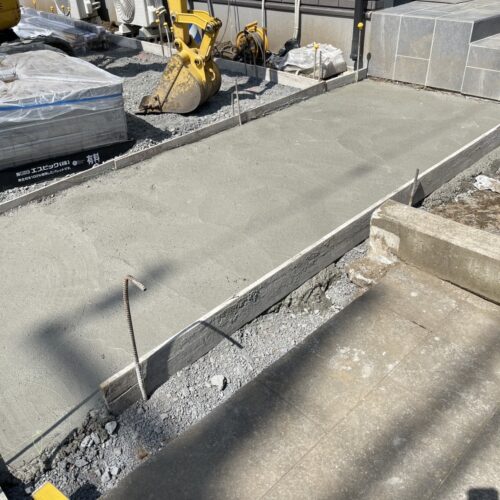 アプローチインターロッキングの下地コンクリートの打設作業となります。