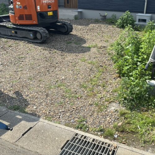 重機を回送して掘削作業となります。