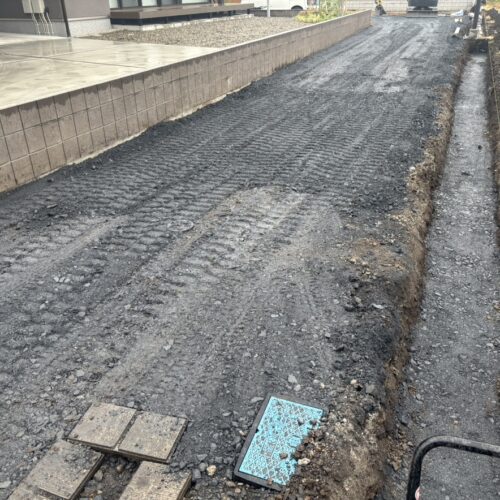 駐車場部分への砕石入れ作業となります。