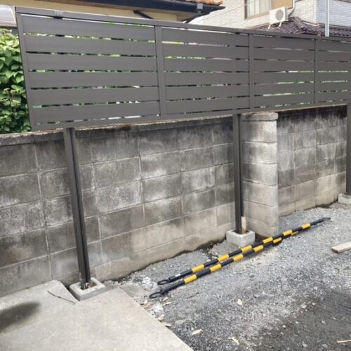 目隠しフェンスの施工です。