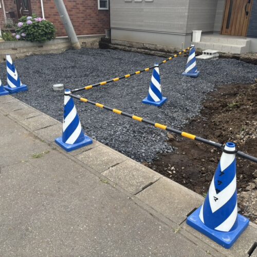 駐車場部分への砕石入れ作業となります。