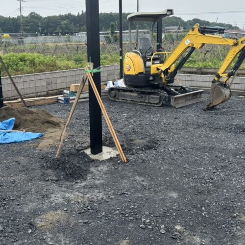 カーポートの先行柱の建て込み作業となります。