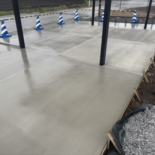 駐車場の土間コンクリートの養生となります。