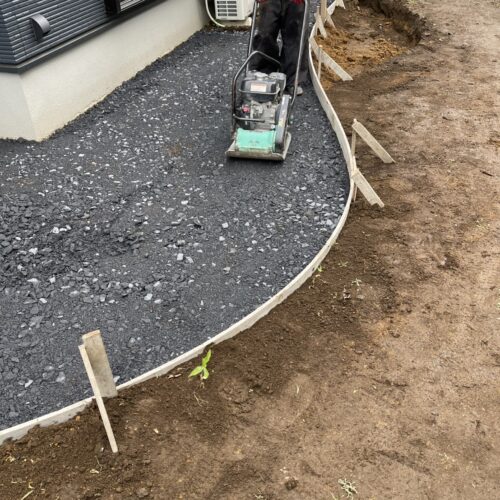 犬走りコンクリートの型枠と砕石転圧状況です。