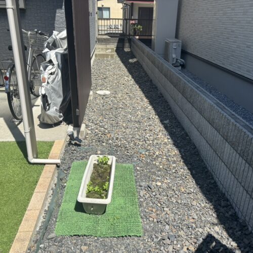 本日は工事着工前のご近隣へのご挨拶にお伺いさせて頂きました。お待たせ致しました砂利敷き工事作業着工となります。