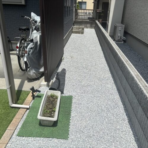 建物廻りの防草シート及び6号砕石の敷き込み工事完了となります。ありがとうございました。