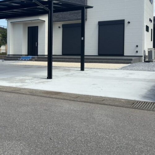 駐車場の土間コンクリートの養生完了となります。ありがとうございました。