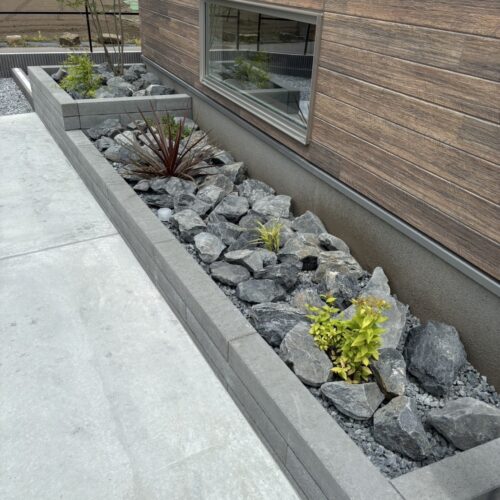 花壇へのドランロック入れ作業となります。