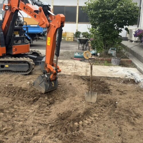 既存のアプローチの解体撤去作業となります。厚みがあるコンクリートなのでブレーカーにてハツリ作業開始です。