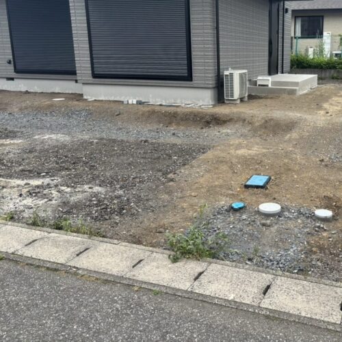 本日は工事着工前のご近隣へのご挨拶にお伺いさせて頂きました。お待たせ致しました外構工事着工となります。