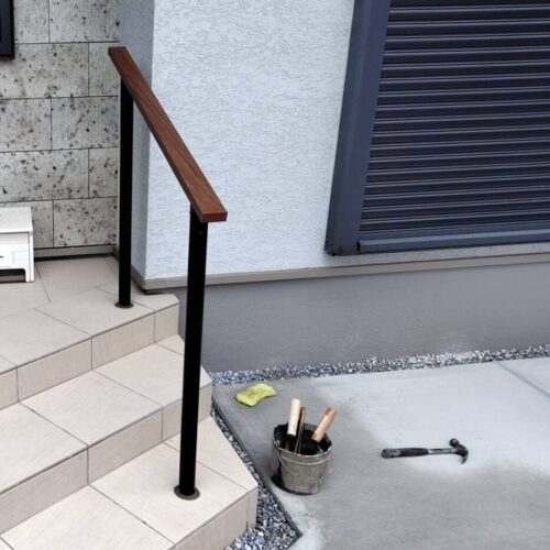 手すりの取り付けです。