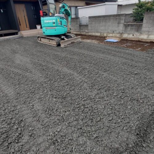 砕石荒入れです。