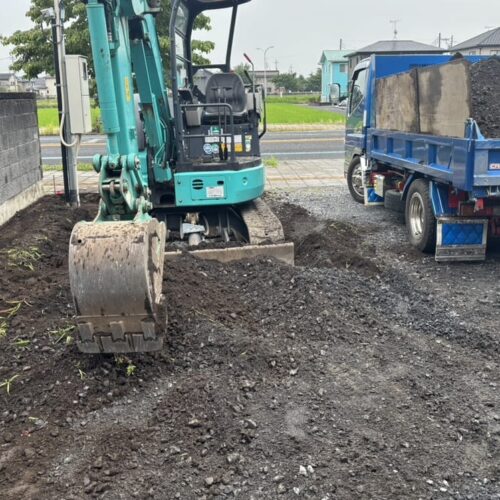 本日より工事着工となります。駐車場部分より掘削作業開始です。