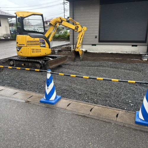 駐車場部分の掘削及び砕石入れ作業となります。
