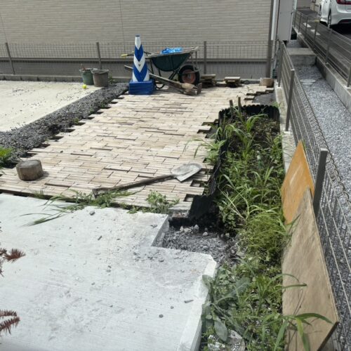 本日より工事着工となります。カーポート柱基礎部分のハツリ作業より開始です。