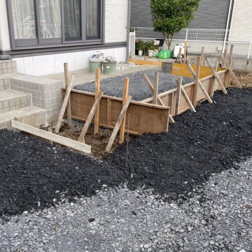 デッキ下地コンクリート型枠の施工です。