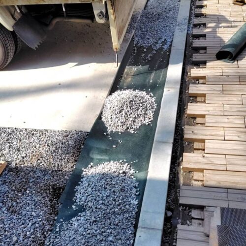 防草シート敷きです。