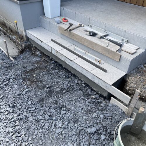 玄関部分階段を追加します。仕上げのタイル貼りです。