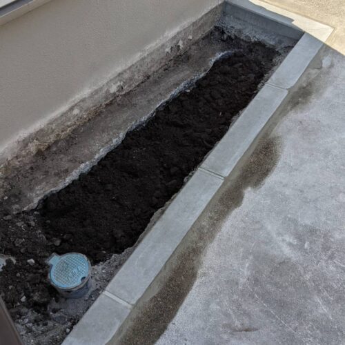 壇の穴掘り、補修です。