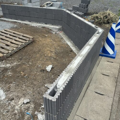ブロック積み作業となります。