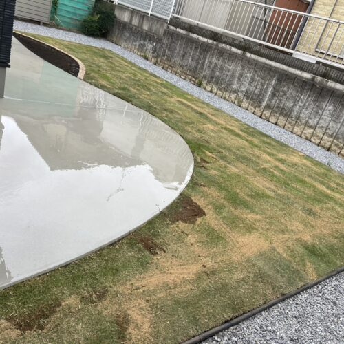 お庭の芝張り作業となります。 お庭の芝張り作業となります。