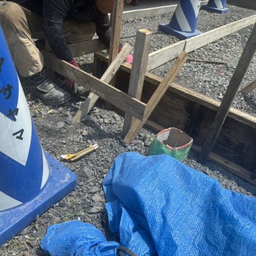 駐車場部分の型枠組み作業となります。