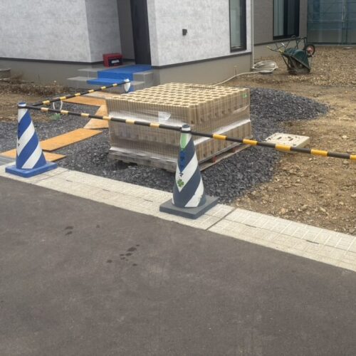 境界側のブロック材料の搬入となります。