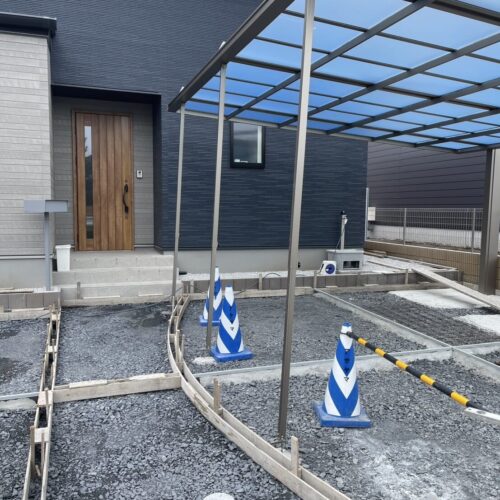 カーポートのサポート柱取付けです。