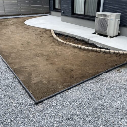 人工芝下地です。