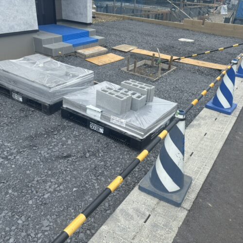 アプローチ部分の平板の材料を現場へ搬入となります。