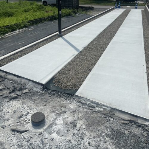 出入り口通路部分のコンクリートの養生となります。