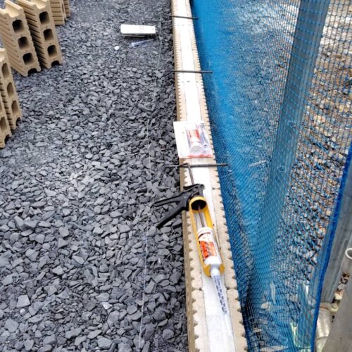 ケミカルアンカーの挿入です。