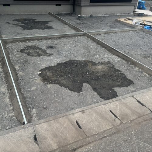 駐車場のエキスパンタイの設置となります。