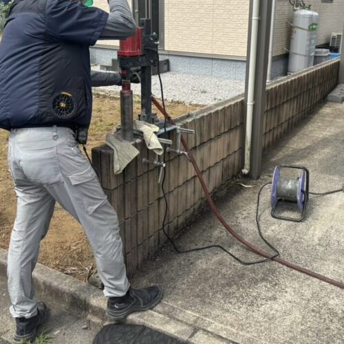 既存のブロックへのフェンス柱のコア穴明け作業となります。