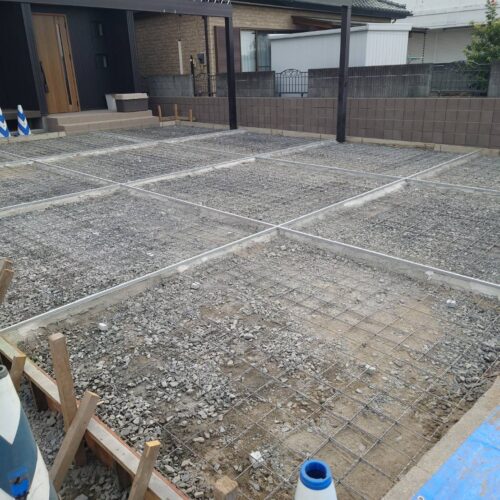 ワイヤーメッシュ敷きです。 ワイヤーメッシュ敷きです。