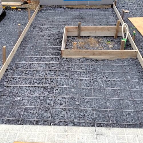 アプローチ下地ワイヤーメッシュ敷きです。