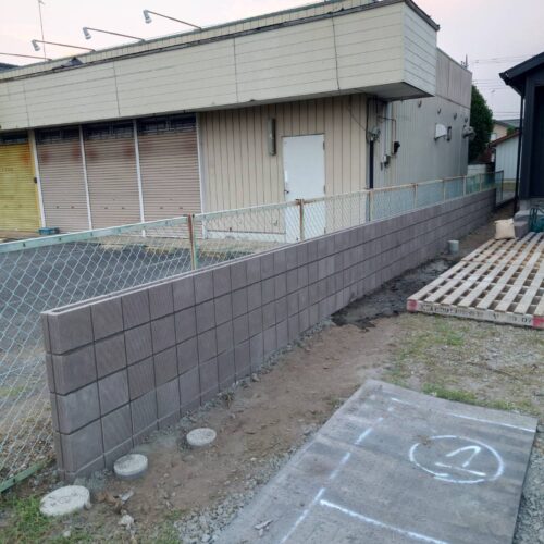西側境界部分のブロック積み作業となります。
