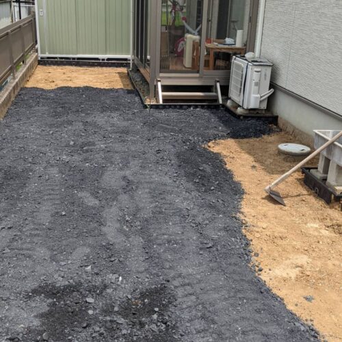 お庭の人工芝下地の作業です。 お庭の人工芝下地の作業です。