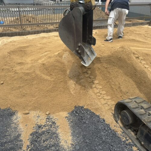 お庭への山砂の搬入作業となります。