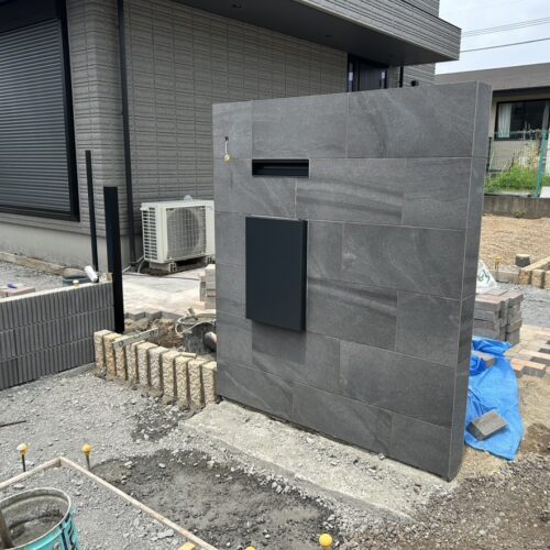 門袖部分のタイル張り作業となります。