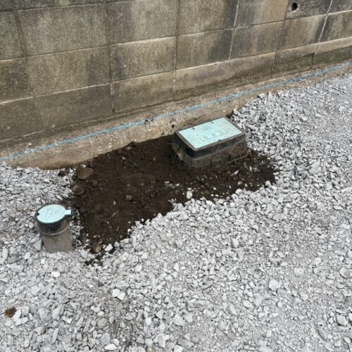 雨水の浸透マスの設置作業となります。